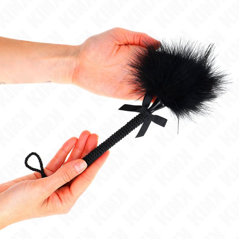 KINK MASAJEADOR DE CUERDA DE NAILON CON PLUMAS PARA COSQUILLAS Y LAZO NEGRO 25 CM